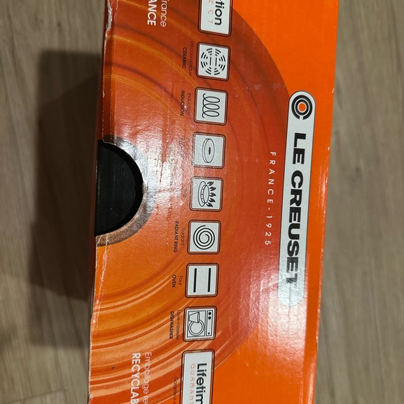 Le Creuset Vibrant Orange Dutch Oven - Picture 5 of 6